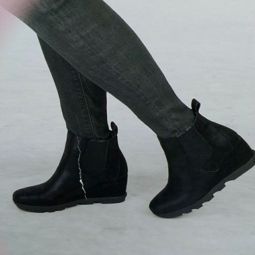 Serra Ladies Wedge Booties...Size 9 NEW